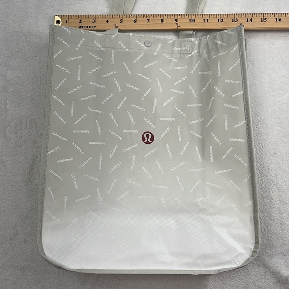 FREE GIFT W/Purchase🎁 NEW Lululemon Silver Write Out Logo Reusable Shopping Bag - Picture 4 of 4